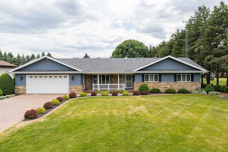 4121 Leonard Point Rd Oshkosh, WI 54904 home for sale, MLS#50276205 - Dallaire Realty Photo 1