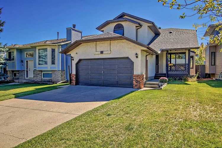 93 Shawinigan Dr SW Calgary, AB T2Y2V7