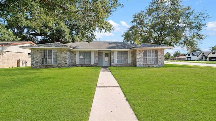 419 Petunia St Lake Jackson, TX 77566