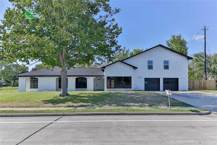 1207 E E St La Porte, TX 77571