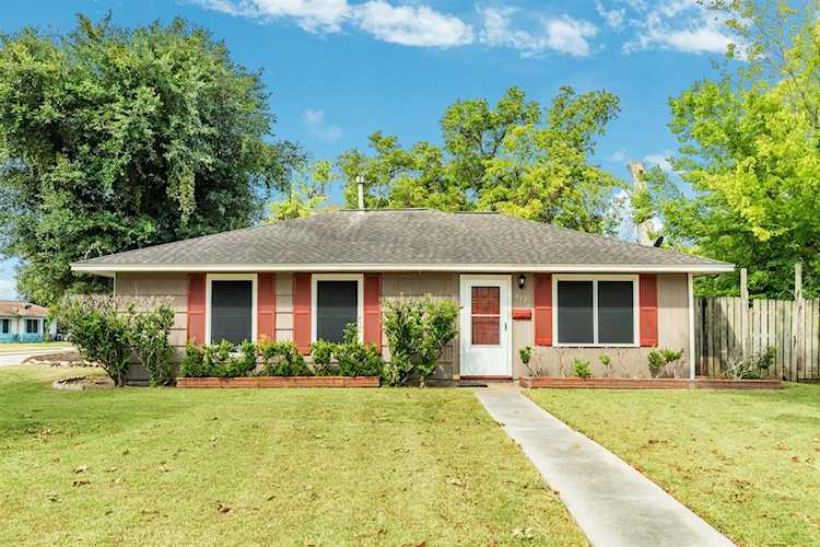 332 Redwood St Lake Jackson, TX 77566