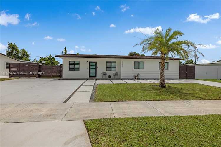 17927 NW 78th Pl Hialeah, FL 33015