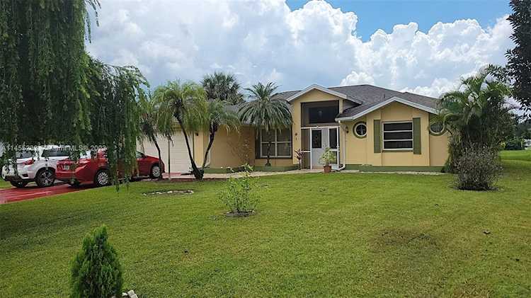 507 Causeway Dr Lehigh Acres, FL 33936