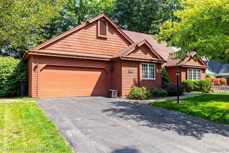 2260 Carrollwood Ct Birmingham, MI 48009