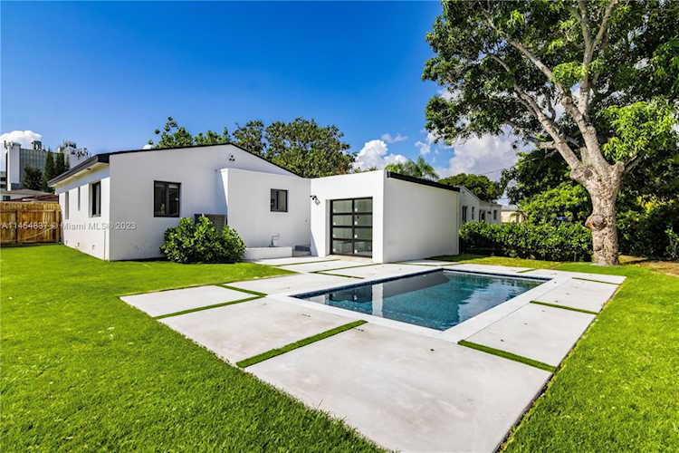2101 SW 21st St Miami, FL 33145