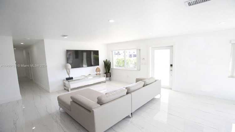798 W 31st St Hialeah, FL 33012