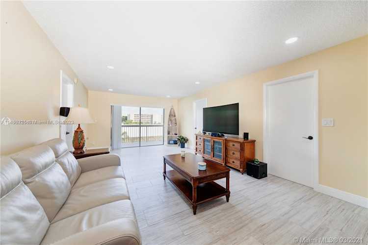 1301 NE 7th St #313 Hallandale Beach, FL 33009