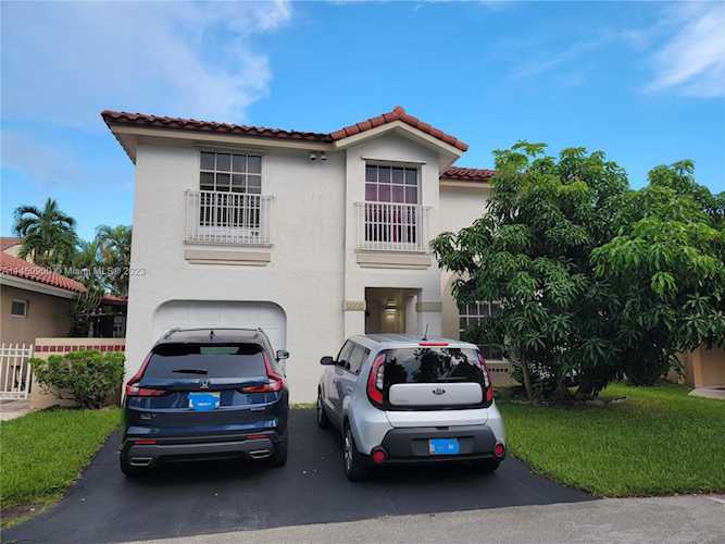 1352 Seagrape Cir Weston, FL 33326