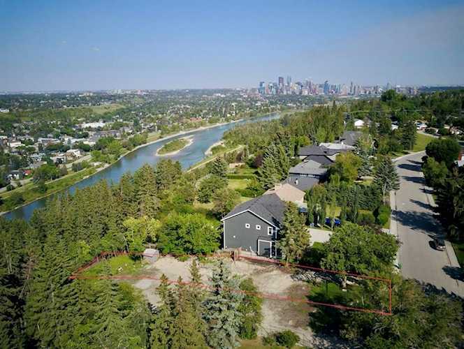 72 Wildwood Dr SW Calgary, AB T3C 3C5