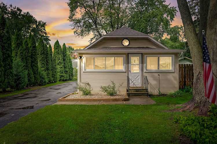 112 Mayfield Ave Crystal Lake, IL 60014