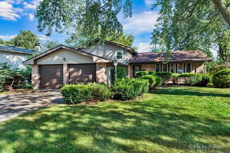 945 Abbington Dr Crystal Lake, IL 60014