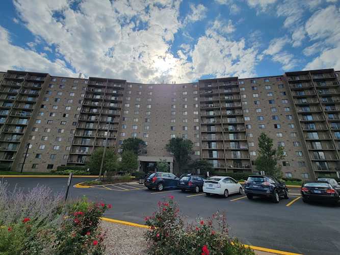 6340 Americana Dr #1014 Willowbrook, IL 60527