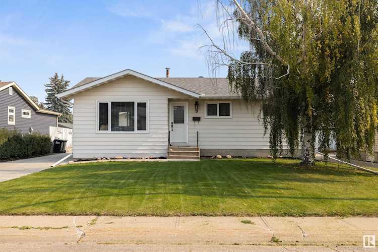 9 Glacier Crescent Sherwood Park, AB T8A 2Y1