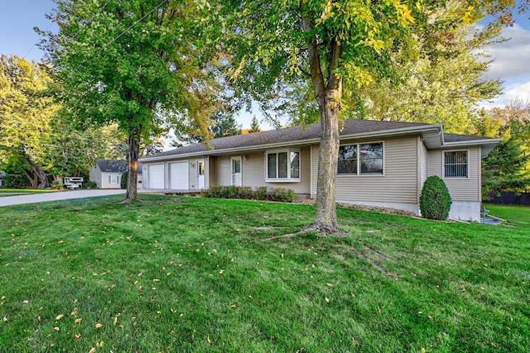 325 E Woodlawn Street Le Center, MN 56057