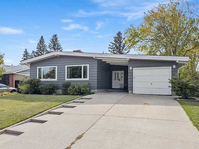 1315 Craig Rd SW Calgary, AB T2V 2S9