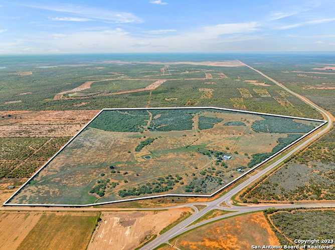 4035 County Road 349 Charlotte, TX 78011
