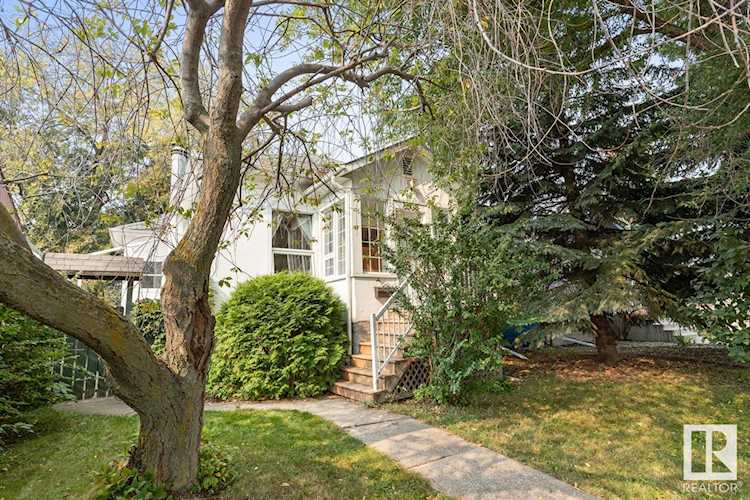 8508 71 Street Edmonton, AB T6B 1X4