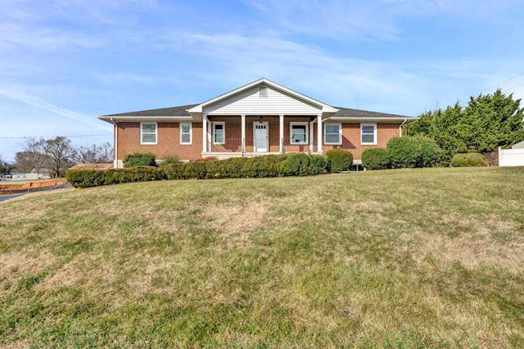 2223 Mt Regis Salem, VA 24153