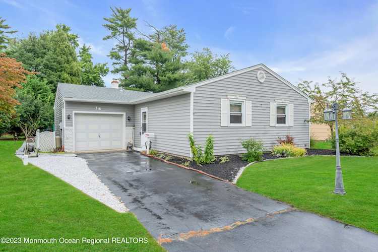 38 Edinburgh Dr Toms River, NJ 08757