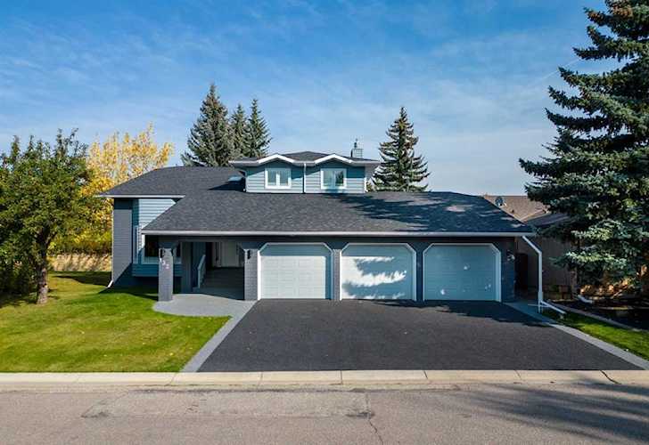 132 Wood Willow Close SW Calgary, AB T2W 4H4
