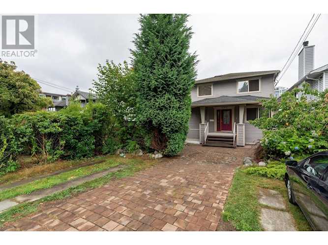 1689 Tatlow Avenue North Vancouver, BC V7P3A1