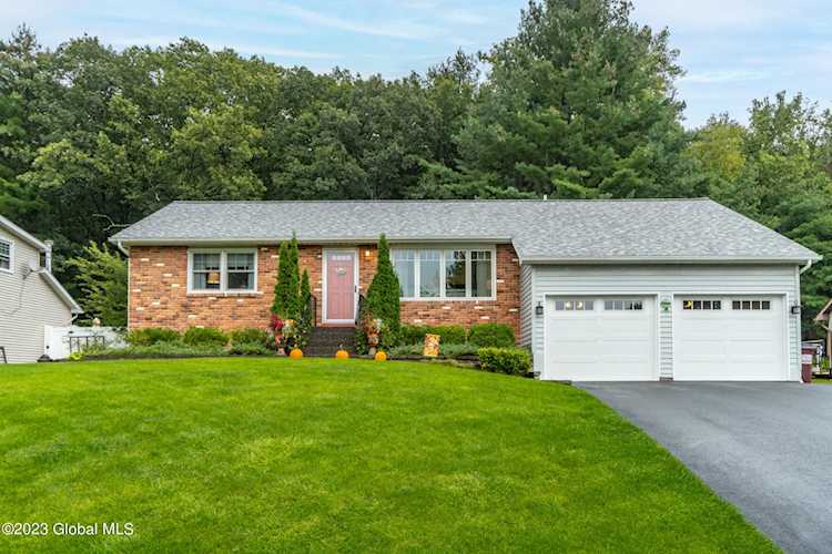 19 Concord Dr Schenectady, NY 12309