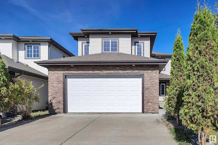 1446 Hays Way Edmonton, AB T6M 0M4