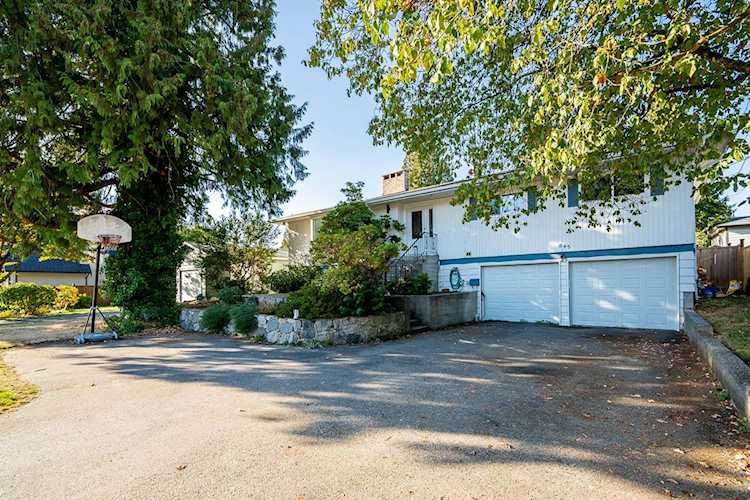 845 Smith Avenue Coquitlam, BC V3J 2X4