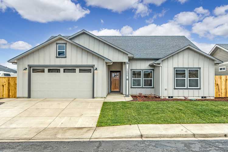 1004 Arana Dr Phoenix, OR 97535