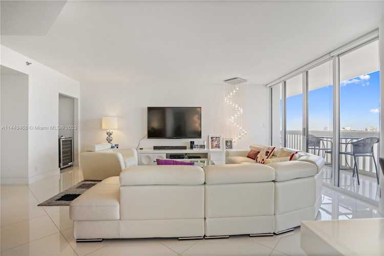1000 W Island Blvd #2806 Aventura, FL 33160