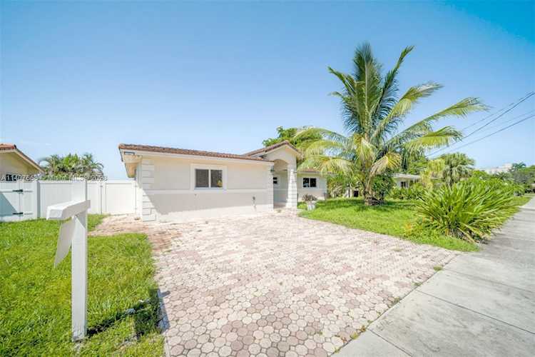 2465 NE 209th Ter Miami, FL 33180