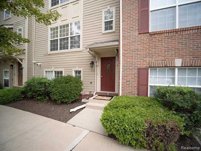 1621 Town Commons Dr in Howell, MI Photo 1