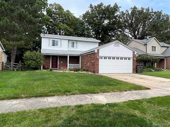 18125 Foxpointe Dr Clinton Township, MI 48038