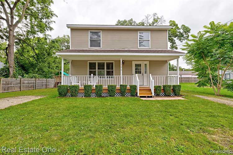 1426 Dewey Rd Oxford, MI 48371