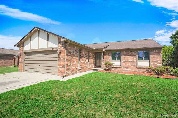 18069 Autumn Ln Macomb, MI 48044