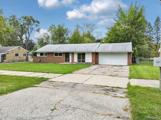 651 N Cass Lk Rd Waterford, MI 48328