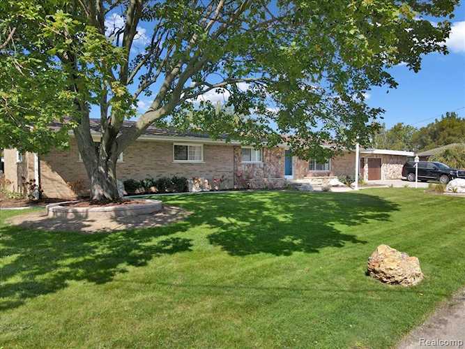 49775 Keycove St Chesterfield, MI 48047
