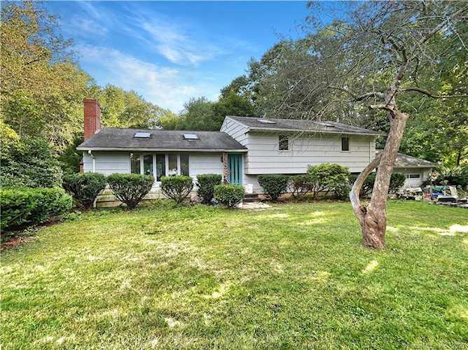 13 Berncliff Dr North Branford, CT 06472
