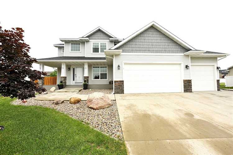 2709 Heritage Court Minot, ND 58703