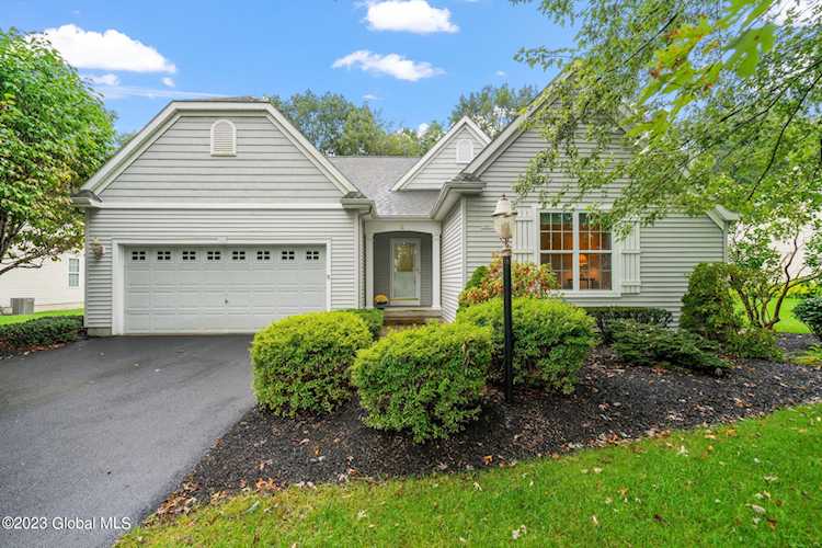 14 Mayfield Dr Clifton Park, NY 12065