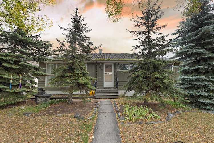 416 37 St SW Calgary, AB T3C 1R6