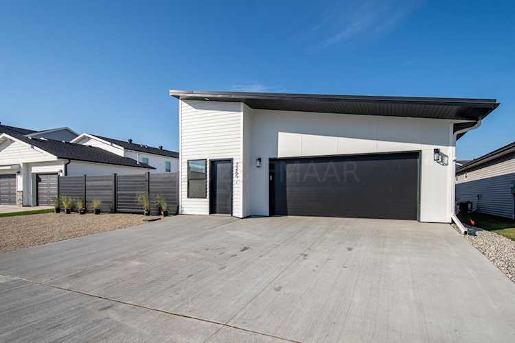 7265 Madelyn Ln S Fargo, ND 58104