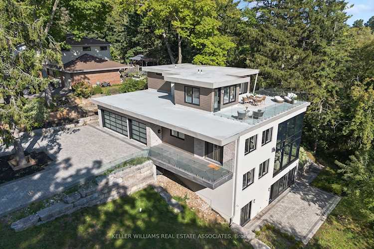 379 Woodgrange Ave Pickering, ON L1W 2B4