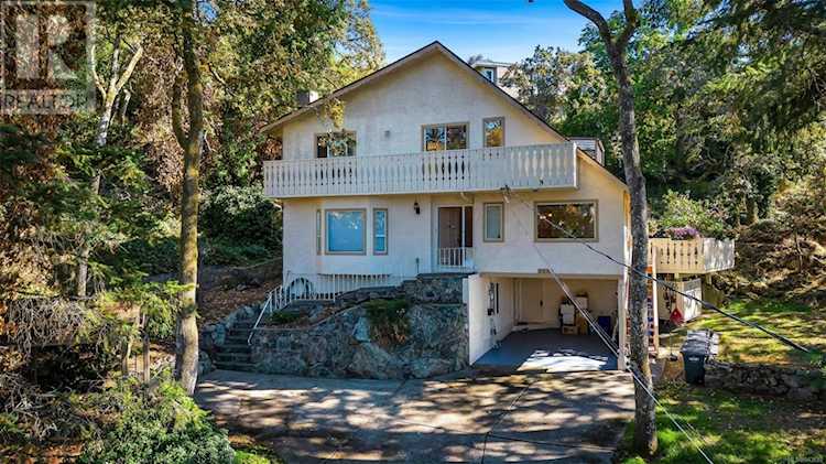 1531 Queensbury Avenue Saanich, BC V8P5M5