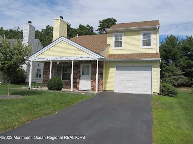 8 Dove Tree Ct Barnegat, NJ 08005