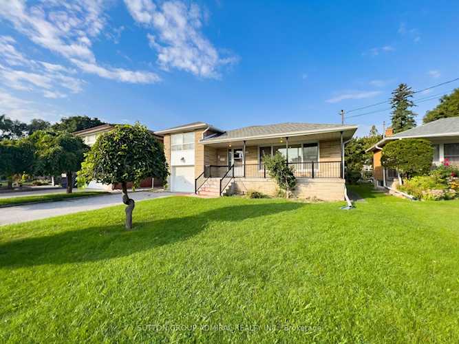 58 Artreeva Dr Toronto, ON M3H 4T8