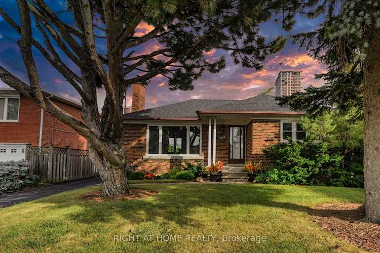 28 Jane Osler Blvd Toronto, ON M6A 1W7