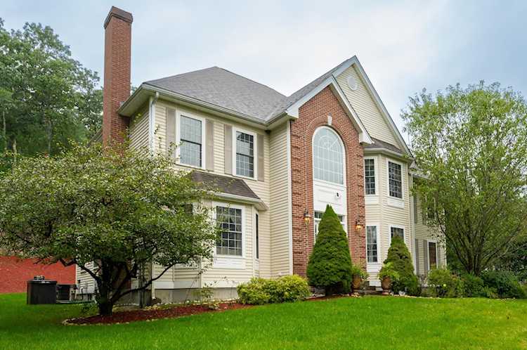 60 Cedar Crest Ln Auburn, NH 03032