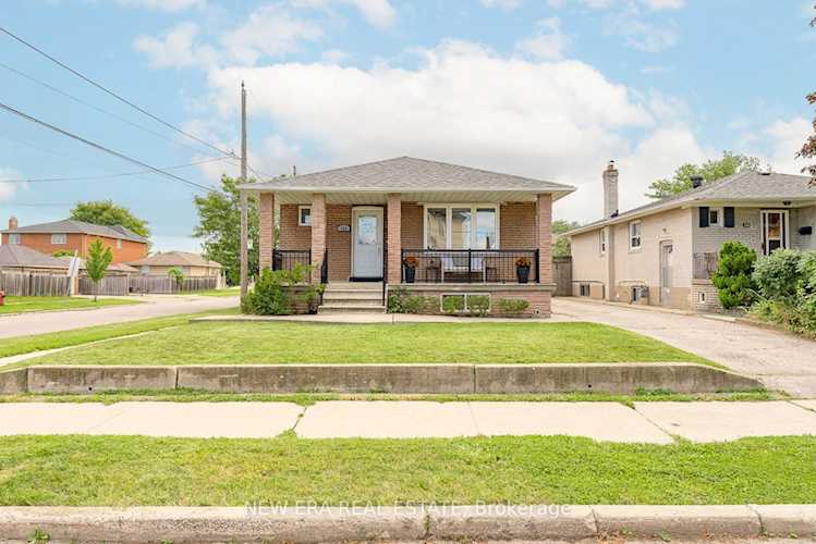109 Gilley Rd Toronto, ON M3K 1L8