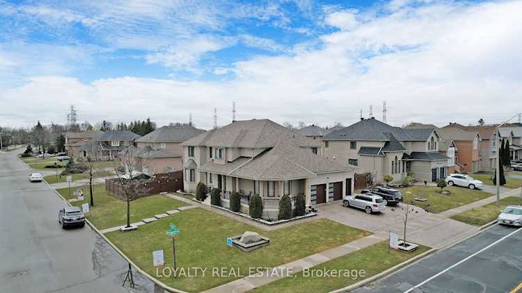 6 Lemsford Dr Markham, ON L3S 4H4